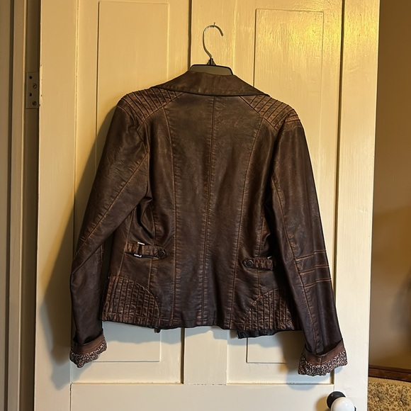 Jacket with leopard lining. - Picture 3 of 3